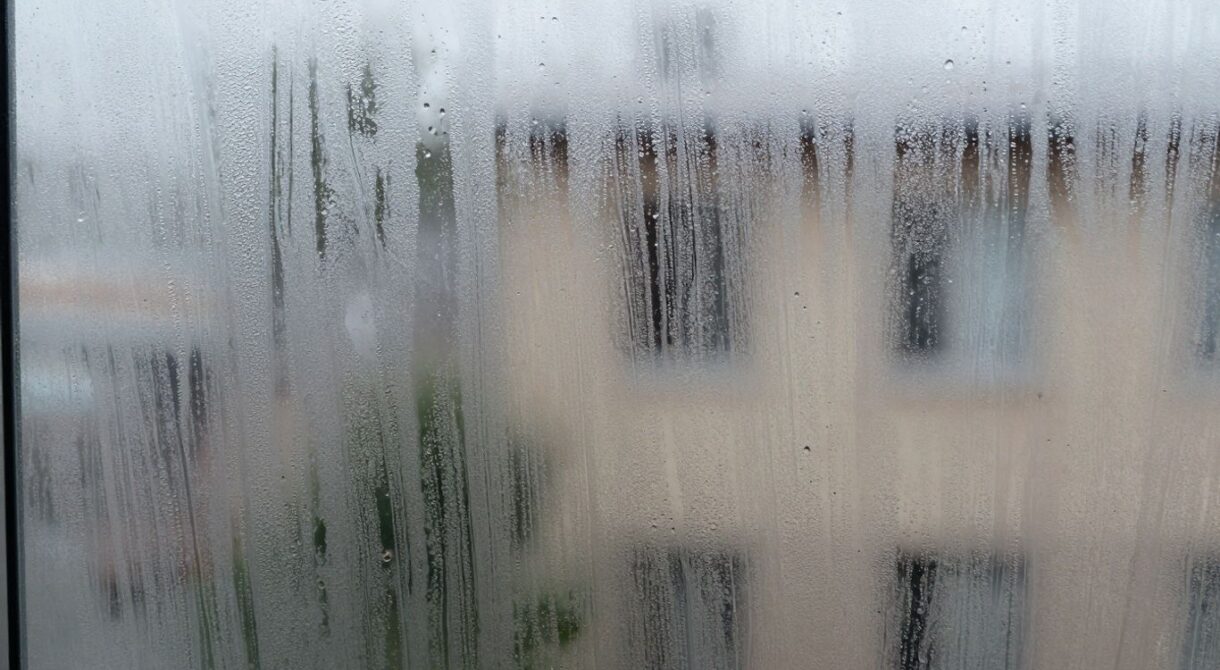 Condensation sur une fenêtre, signe d'humidité excessive.